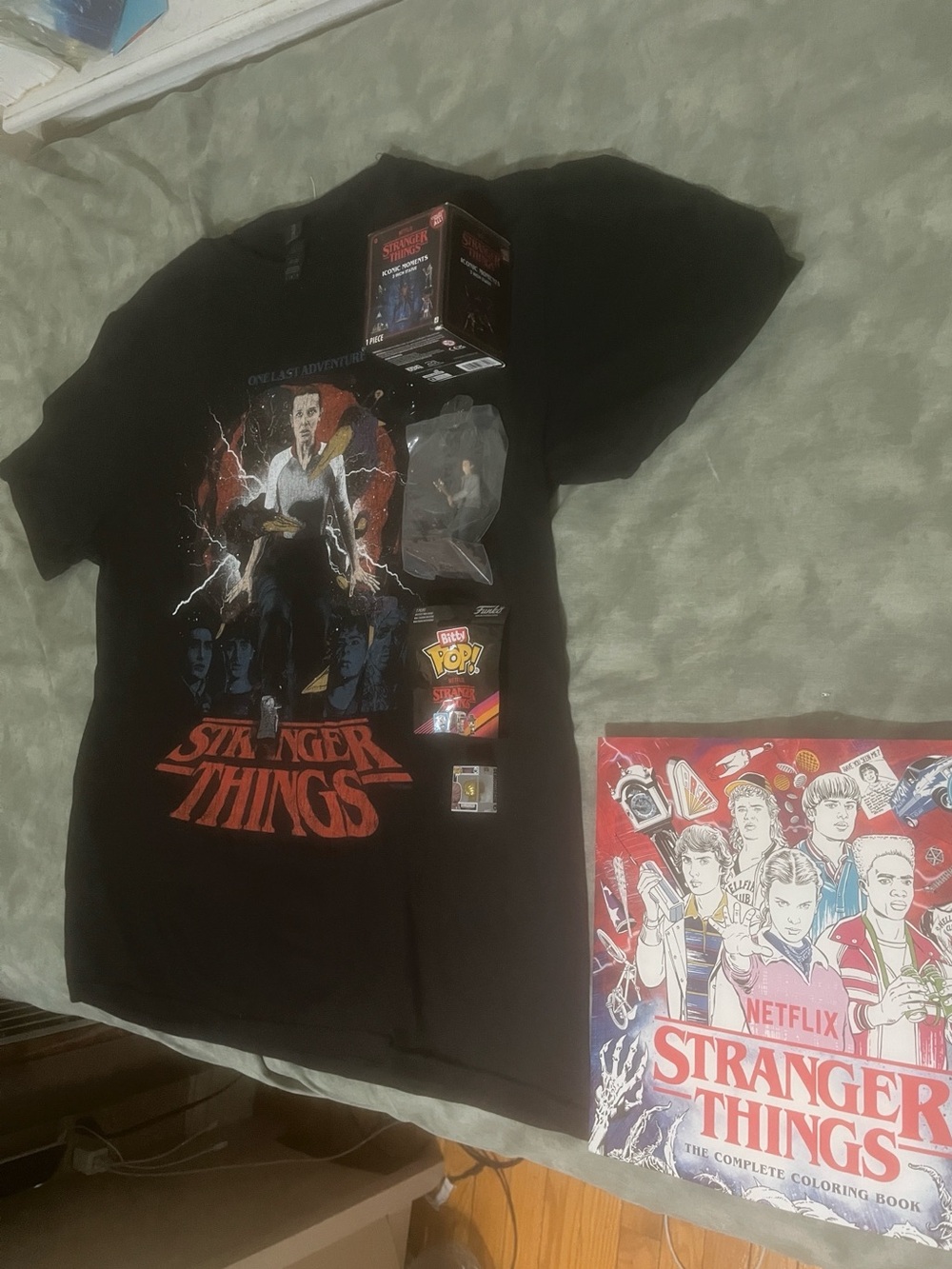 Stranger Things BUNDLE L T-Shirt Limited Edition 12/31/25 NEW Year Final Netflix